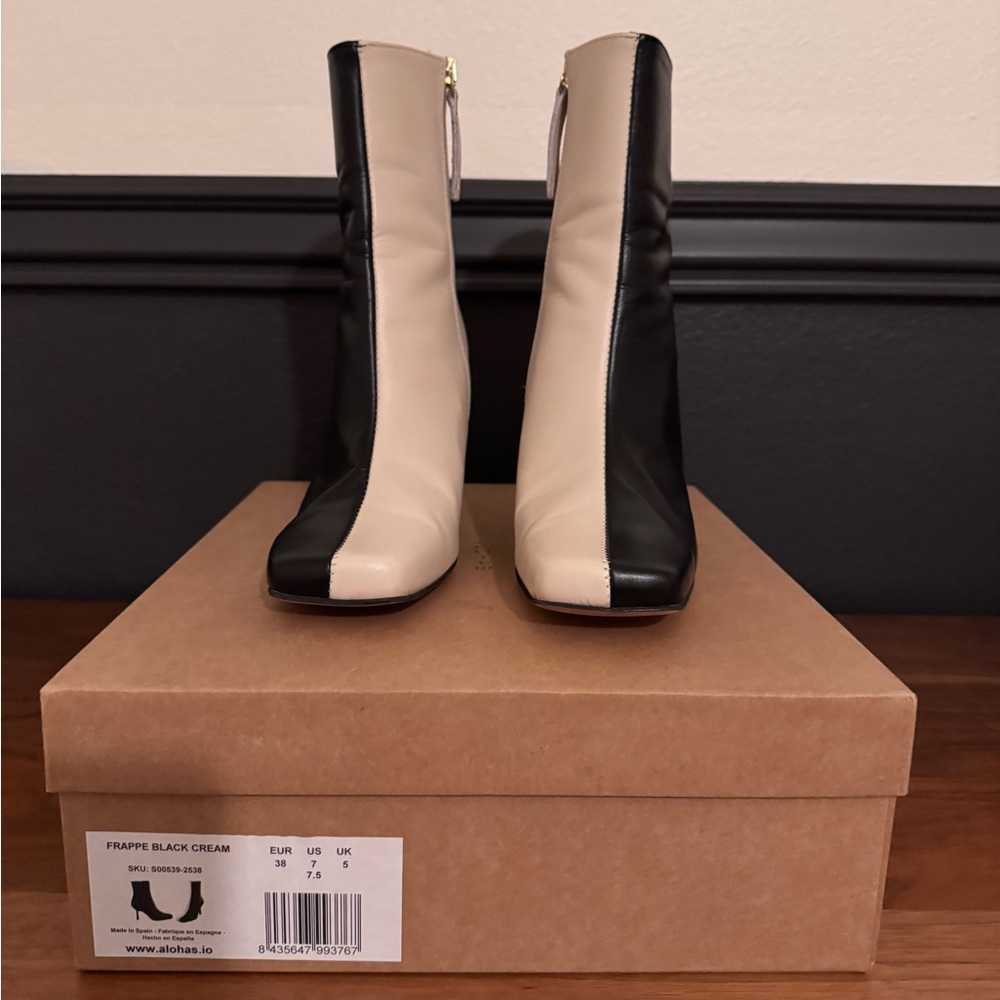 Alohas Women's Black and Cream Boots